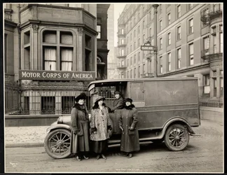 Vier Frauen des Motor Corps of America vor einem Krankenwagen in der Park Avenue, New York (1920)